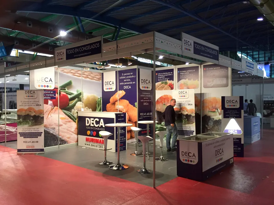 Stand de feria con gráfica y PLV para Congelados DECA