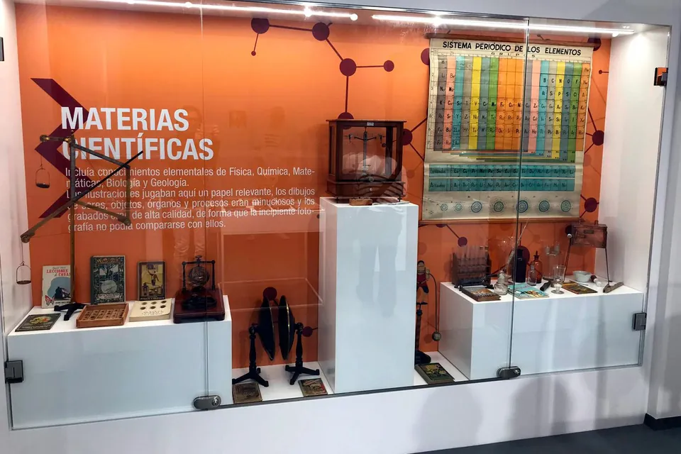 Vitrinas con gráfica en el Museo Andaluz de la Educación