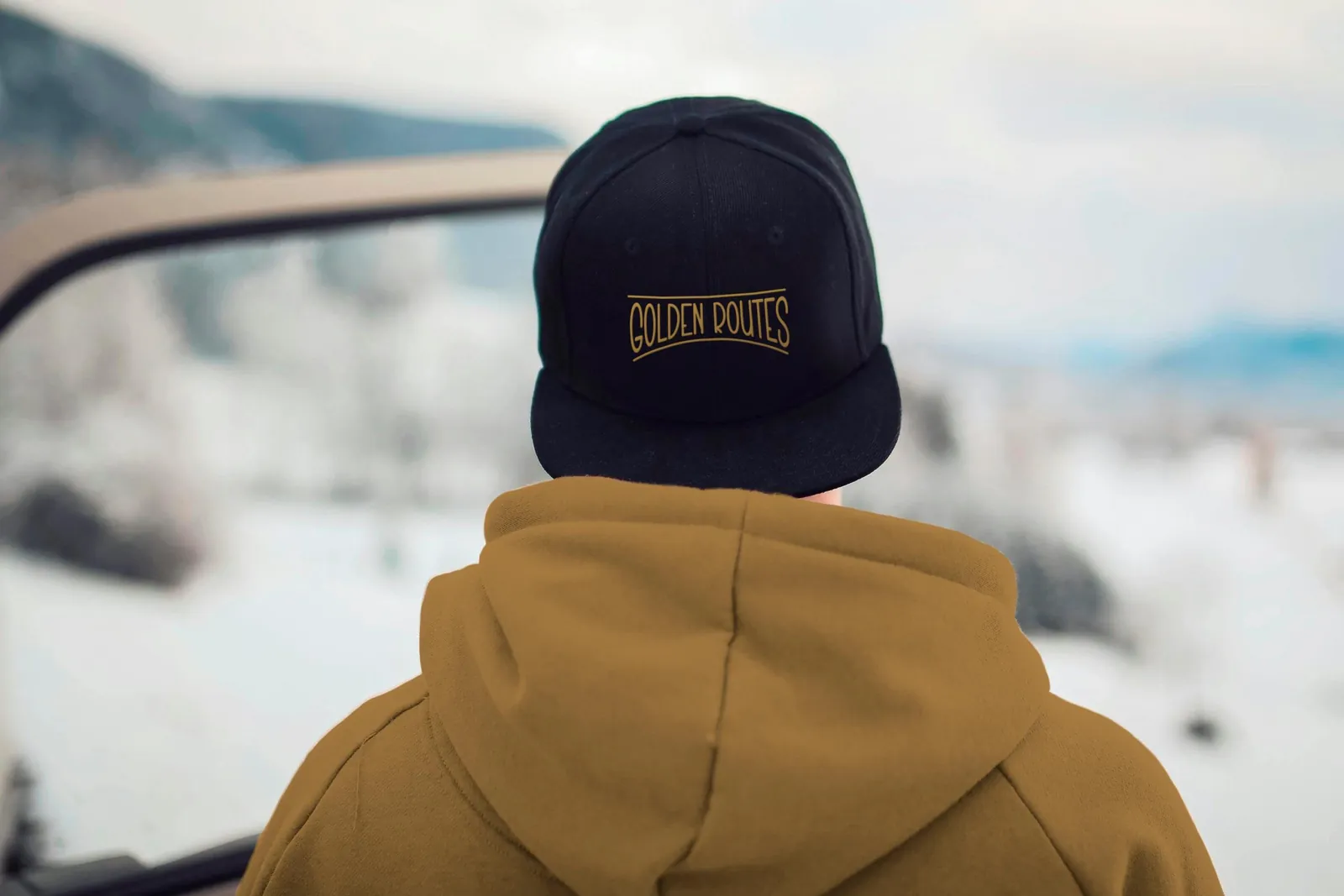 Gorra con la marca Golden Routes