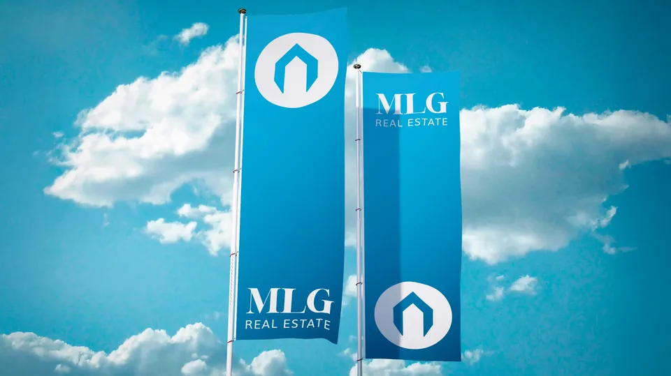 Banderolas con la marca de Málaga Inmobiliaria